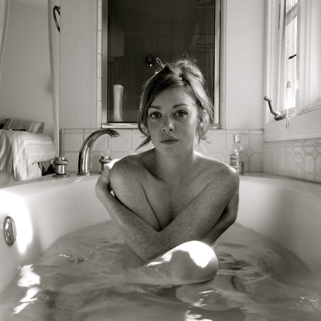 Олеся принимает ванну - 26 фото