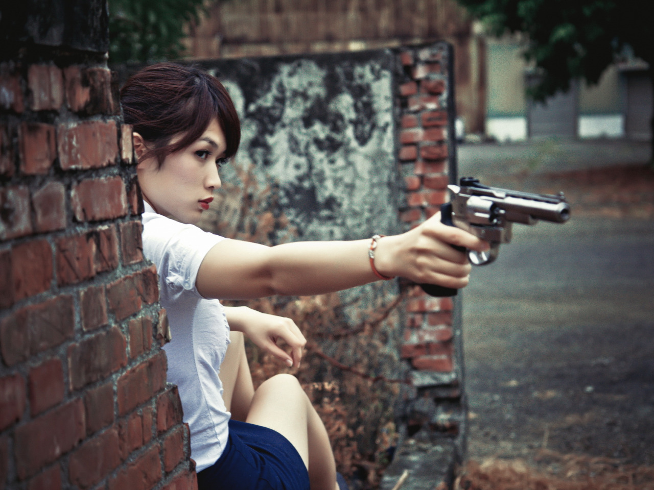 Девушки с пистолетом
