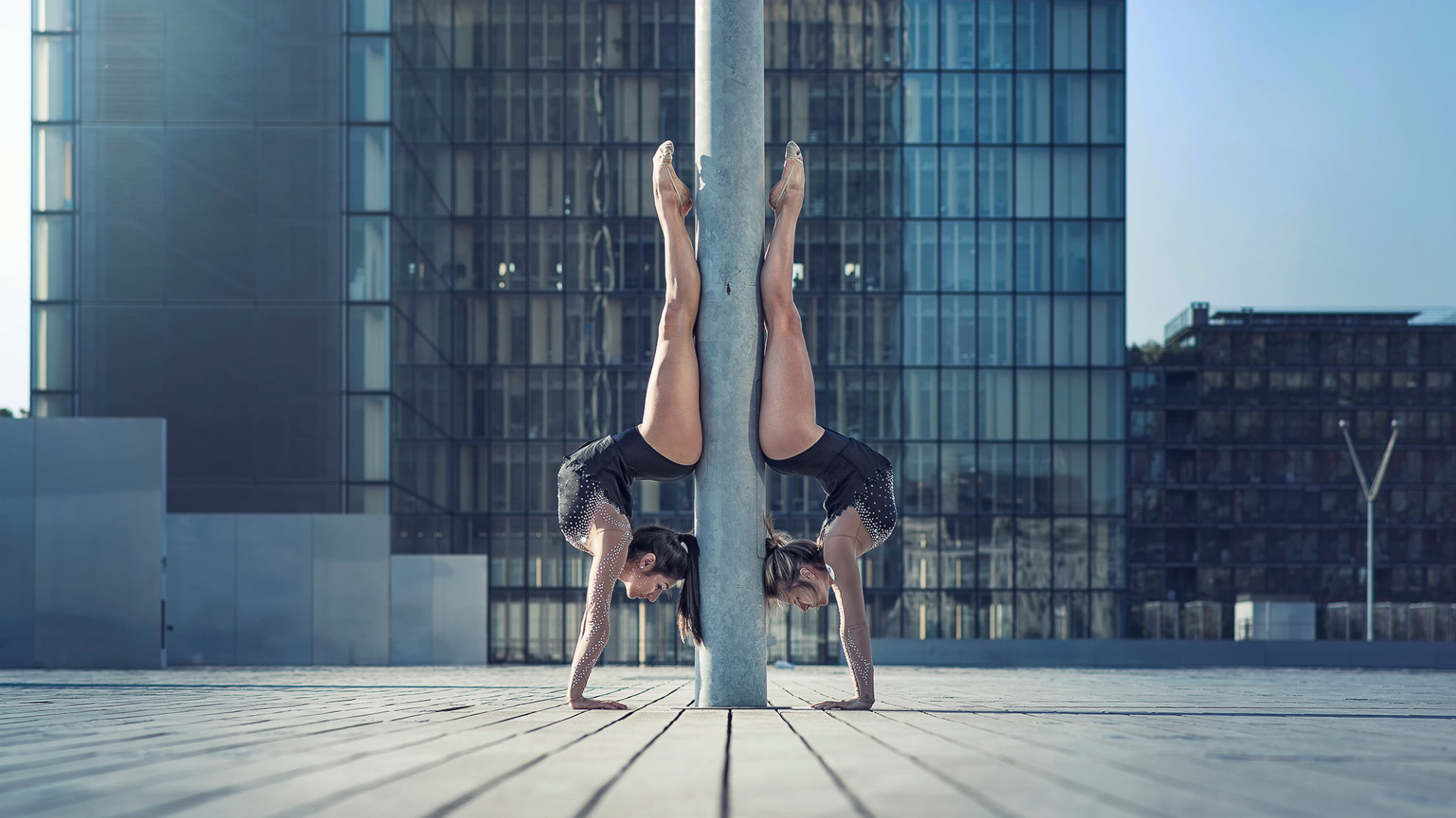 Сиськи эротичной невероятно гибкой  гимнастки 15 фото эротики