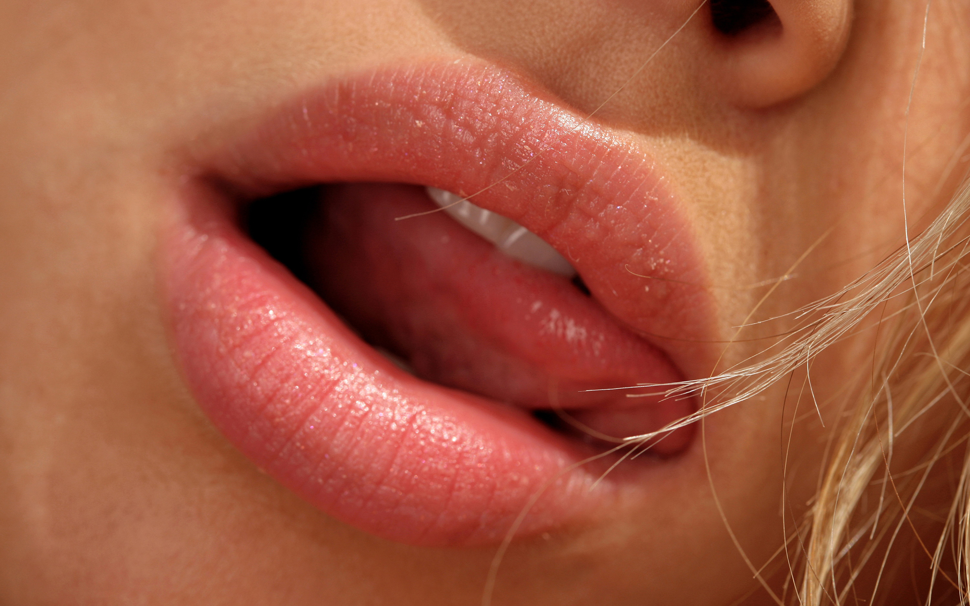Нежные влажные половые губы фото