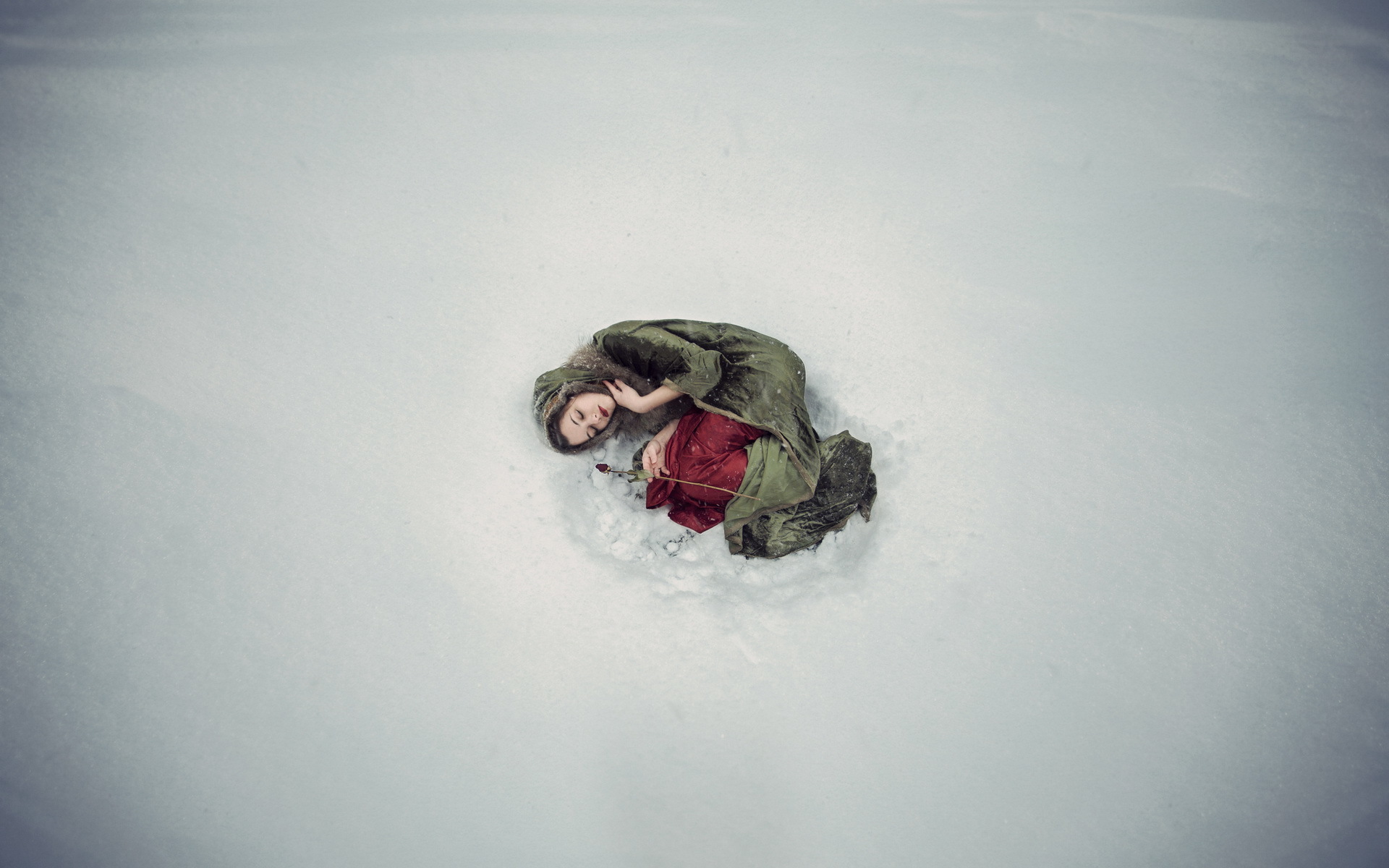 Девушка в колготках лежит на снегу фото