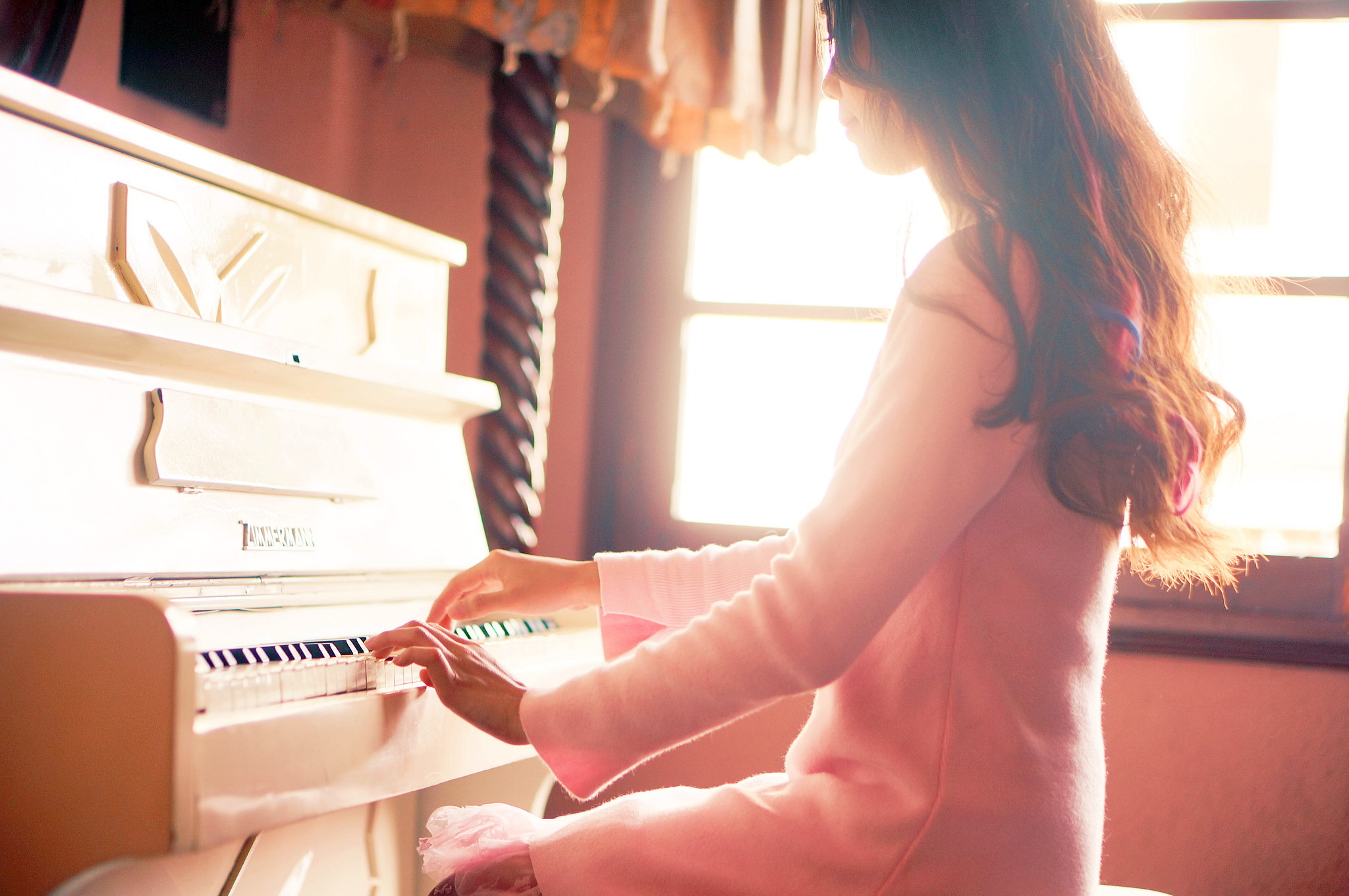 Фото девушки за пианино