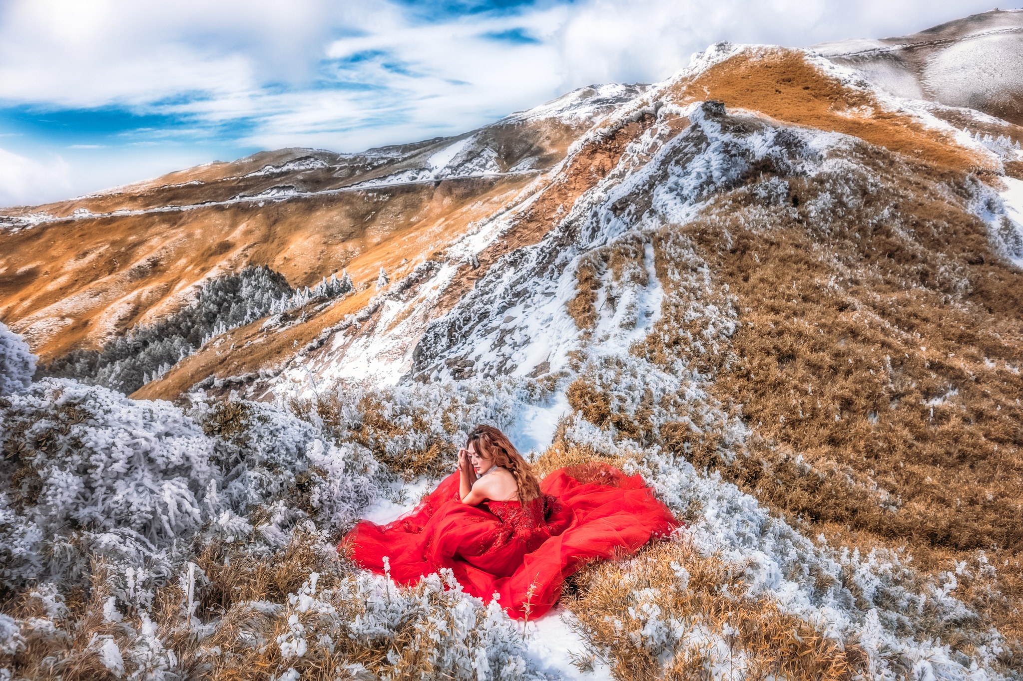 Фото голой страстной девушки в горах
