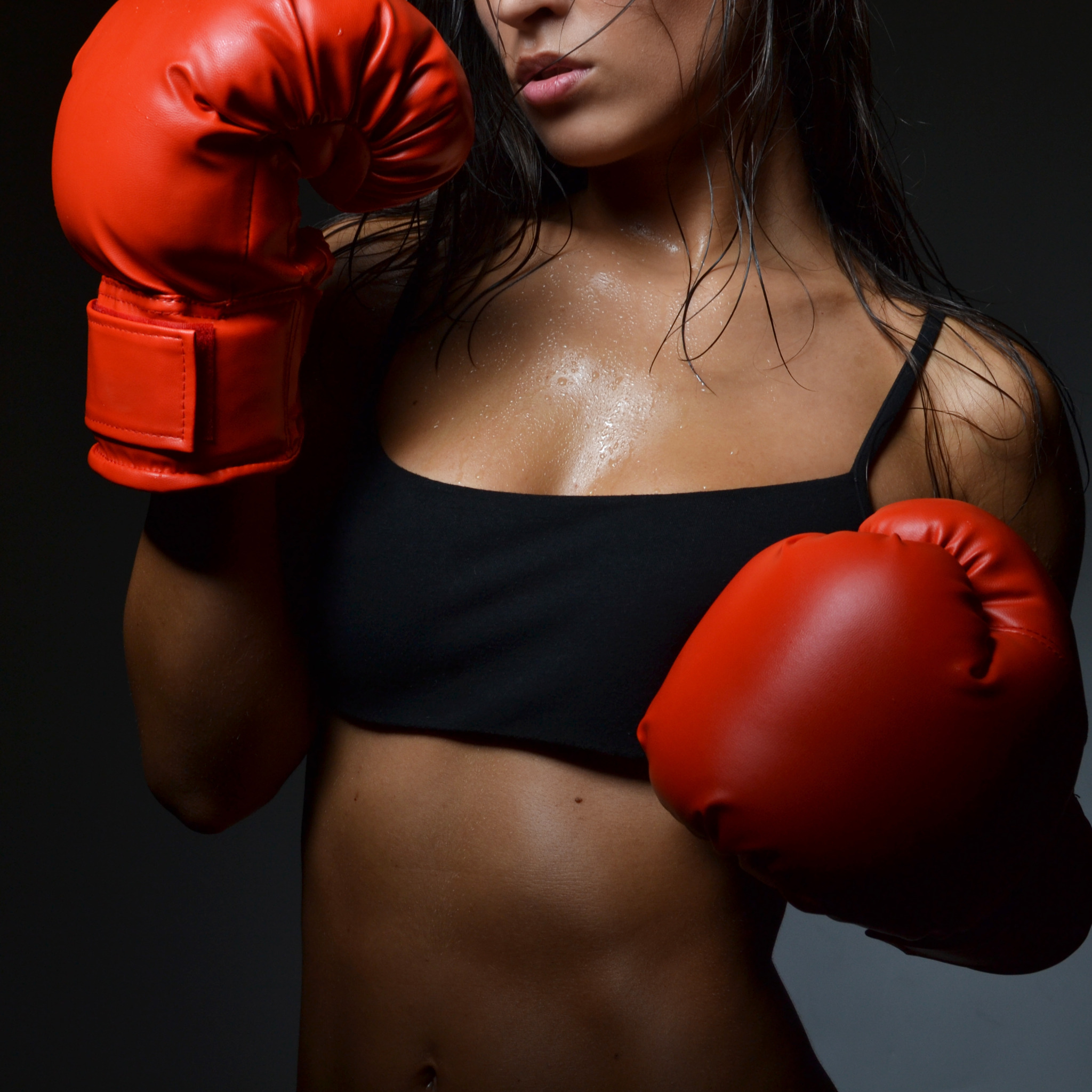 Спортивная леди в боксерских перчатках - порно фото