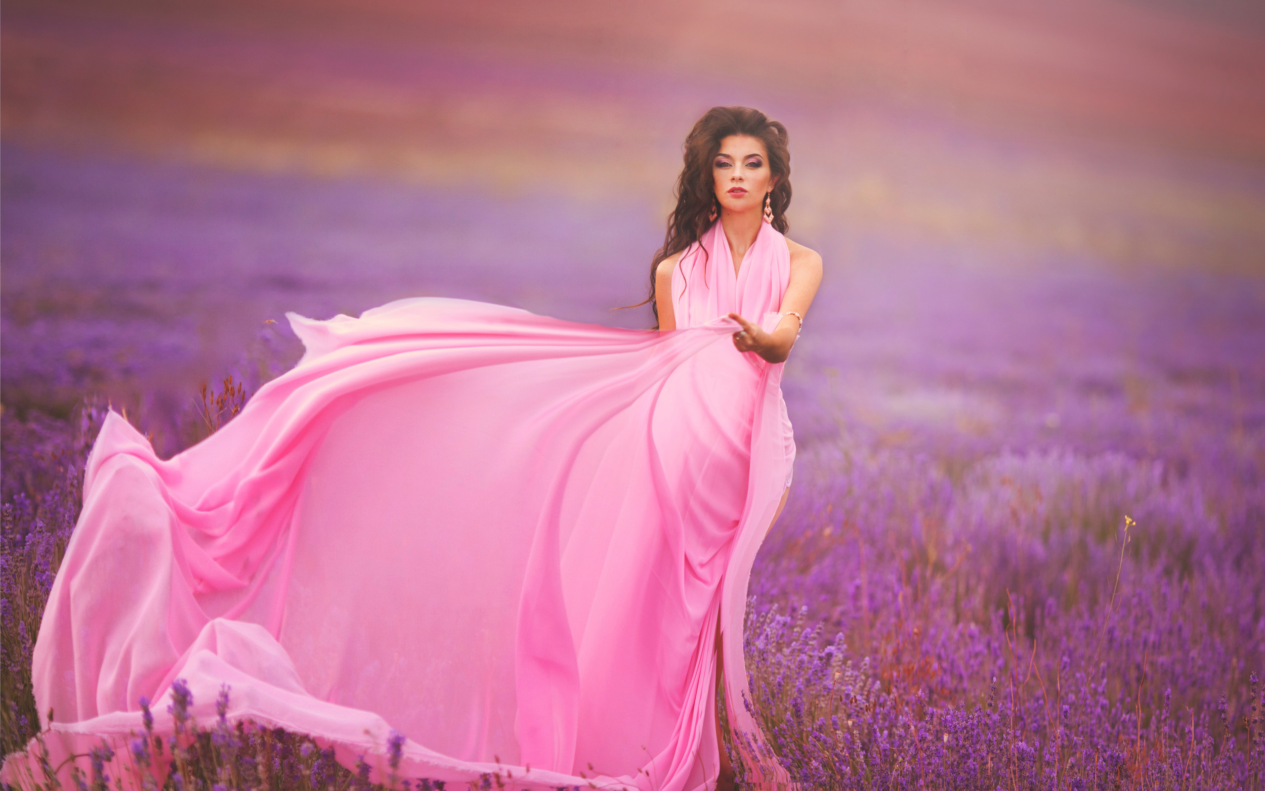 Худосочная красавица в розовом платьице