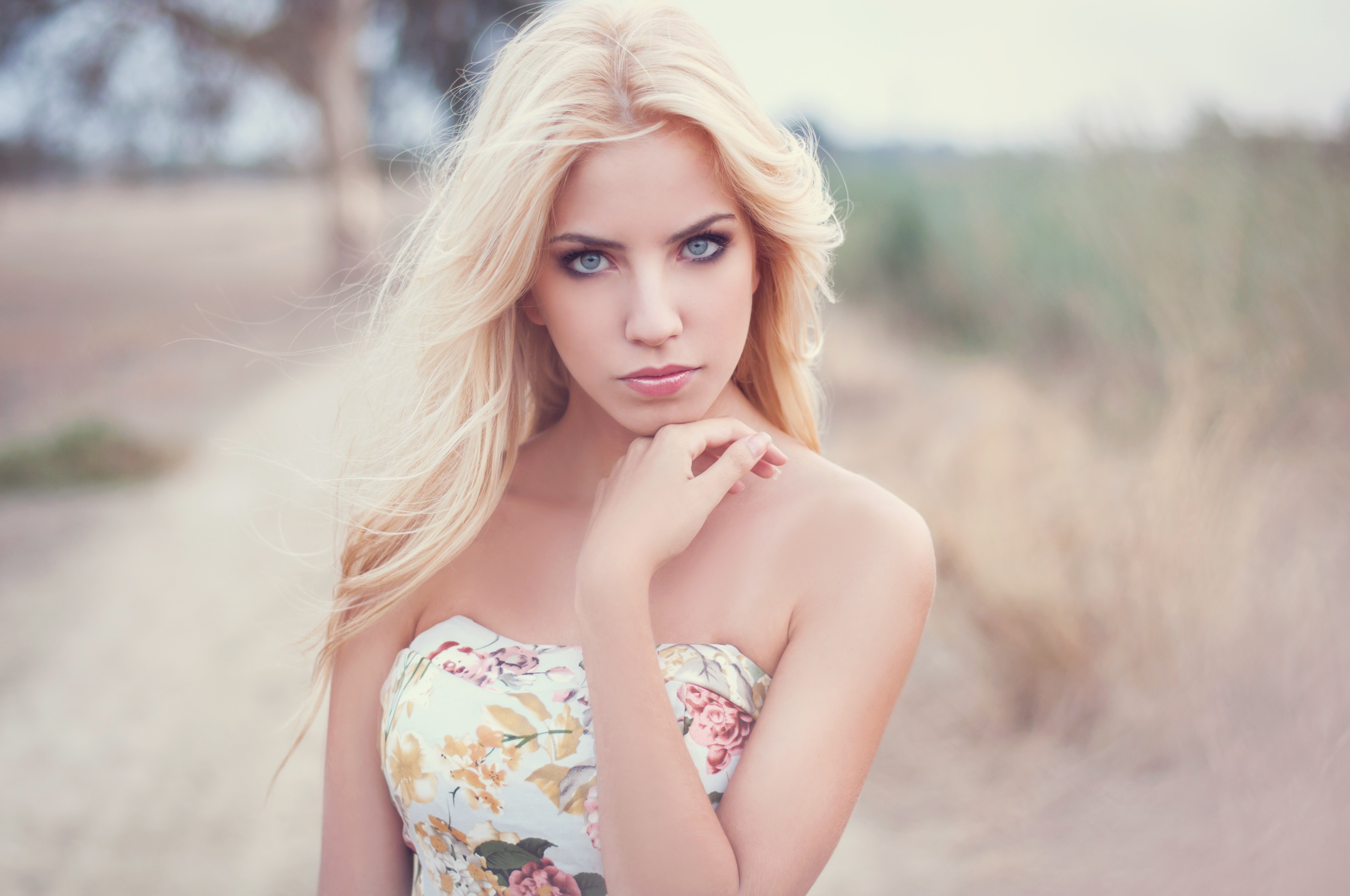 Красивые девушки блондинки с голубыми глазами на природе в синем топике