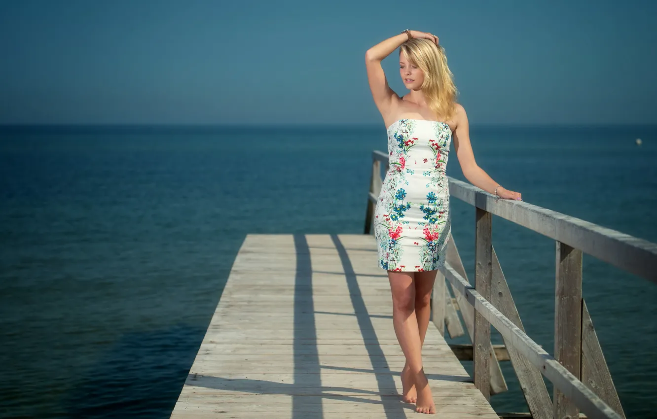 Пышнобедрая красотка устроила фотосессию на берегу Красного моря