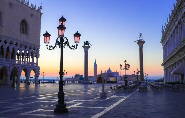 Picture morning, Italy, Venice, the Doge's Palace, Piazzetta, column of St. Mark, column of St. Theodore