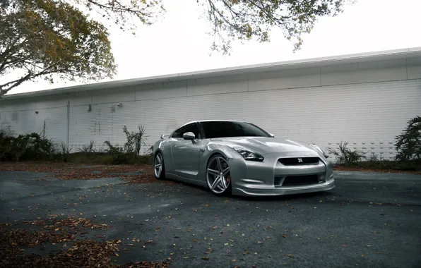 Picture autumn, asphalt, white, the building, silver, nissan, front view, Nissan, gtr, gtr, r35, silvery, leaf