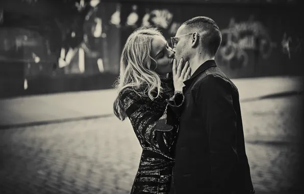Picture photo, street, kiss, glasses, blonde, pair, black and white, male, lovers, Guy Aroch, Kate Bosworth, …