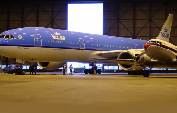 Picture people, wings, hangar, turbine, Boeing, the plane, 300, 777, Passenger, engine, AirFrance, KLM