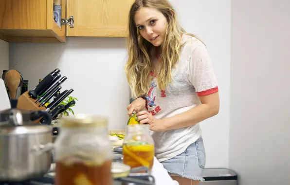 Picture home, kitchen, photoshoot, Elizabeth Olsen, 5-Minutes With Franny