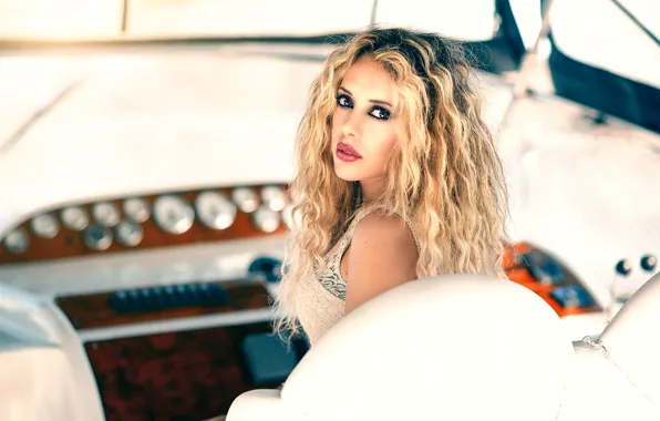 Picture look, makeup, curls, Alessandro Di Cicco, On the boat