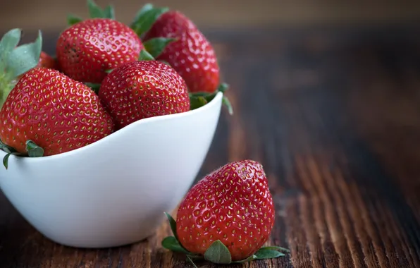 Picture macro, berries, strawberry, bowl