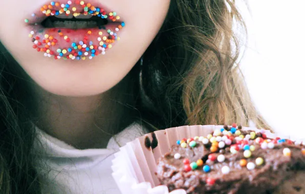 Picture lips, brown hair, cupcake