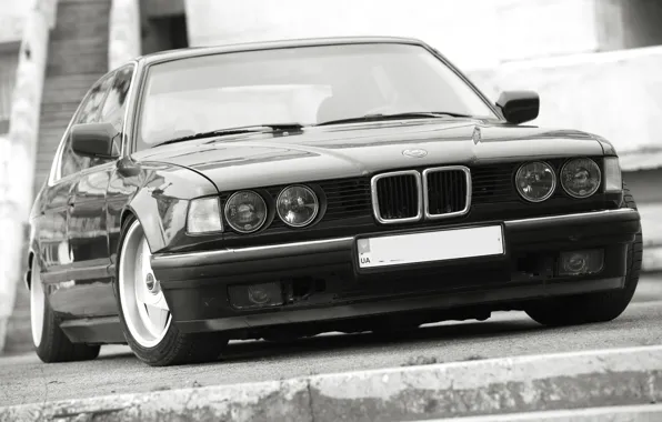 Picture black and white, BMW, dark red, E32