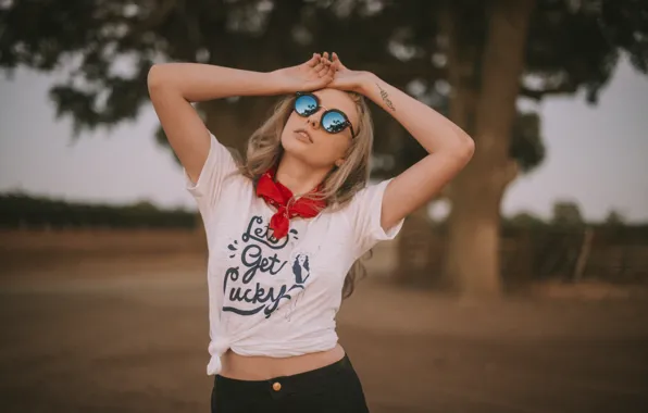Picture glasses, t-shirt, blonde
