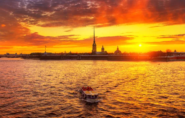 Picture sunset, Saint Petersburg, with views of the Peter and Paul fortress