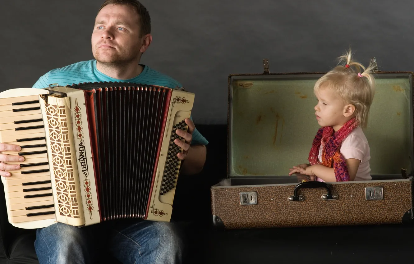Photo wallpaper man, the situation, father, girl, suitcase, accordion