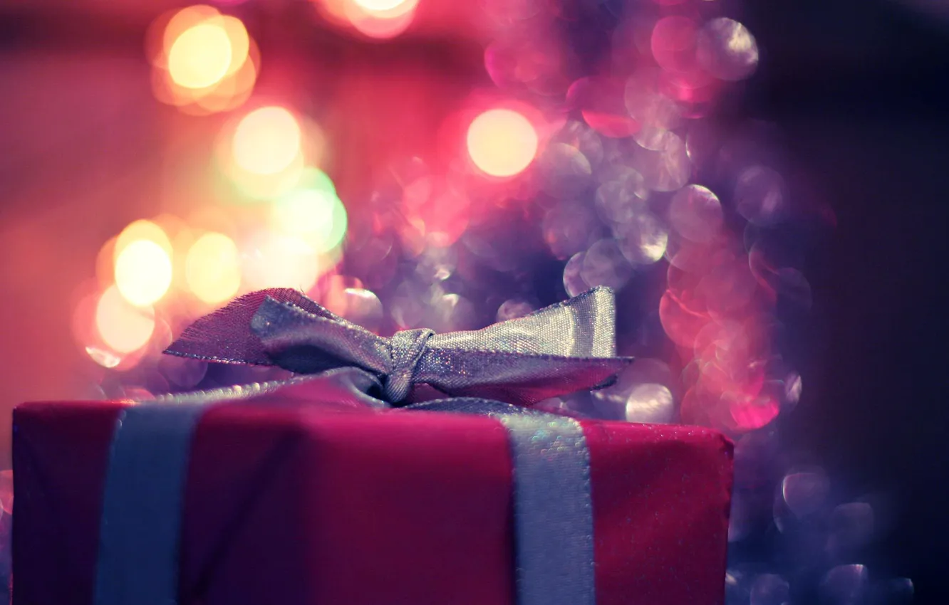 Фото обои огоньки, праздник, подарок, блеск, новый год, новый год, бантик, пурпурный, ленточка, малина, коробочка, сюрприз