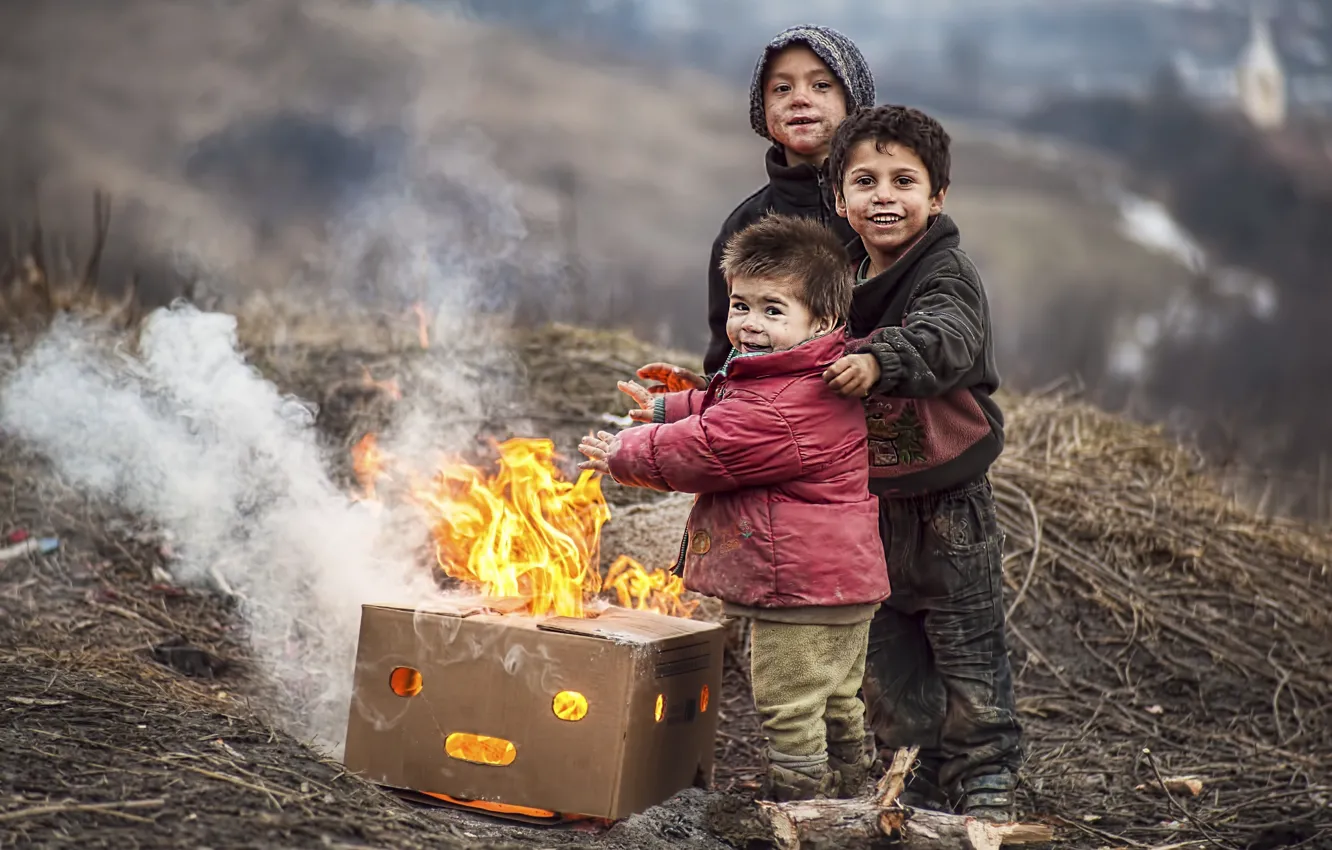 Wallpaper happiness, children, smile, heat, box, the fire, flame, box,  smile, boys, boys, bask, children, happiness, warm, kids images for  desktop, section ситуации - download